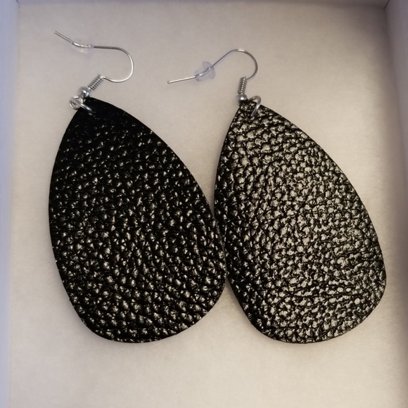 New! 7pair- New Faux leather lightweight earrings - Picture 2 of 8